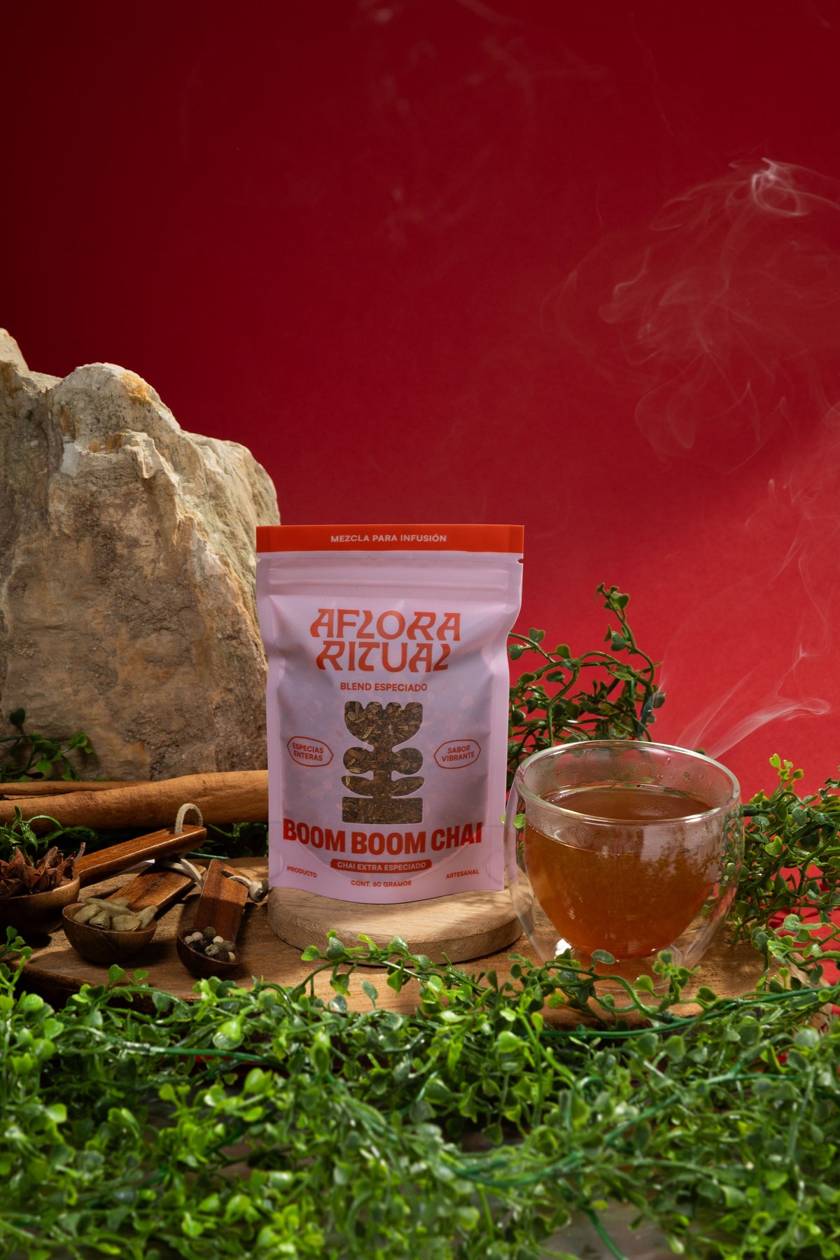 Boom Boom Chai, chai de especias enteras sin té, en su bolsa kraft de Aflora Ritual