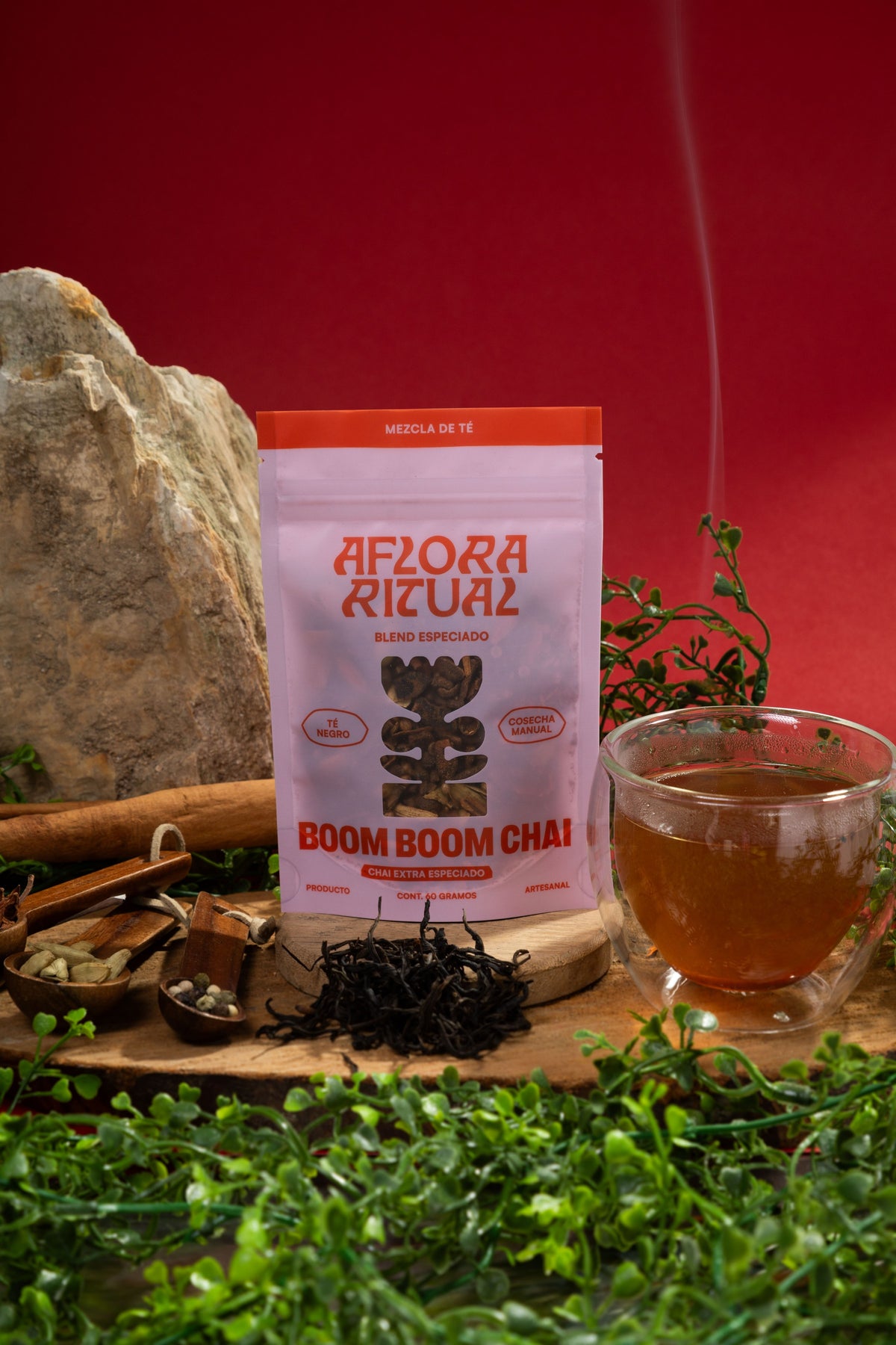 Boom Boom Chai con té negro y especias enteras, en su bolsa kraft de Aflora Ritual