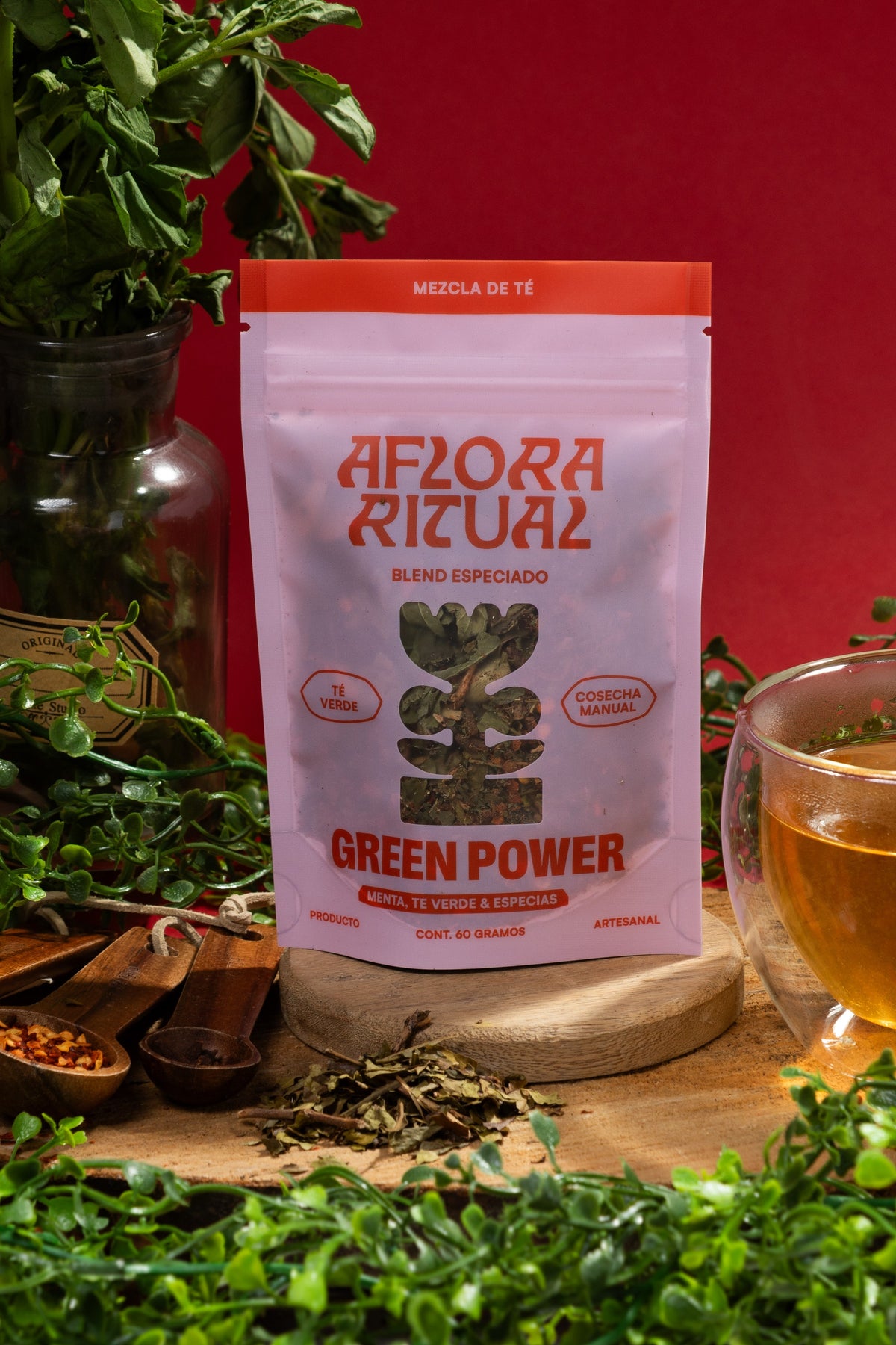 Green Power, chai de té verde, menta y especias enteras, en su bolsa kraft de Aflora Ritual